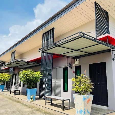 Отель Baan Sri Family Kabin Buri Экстерьер фото