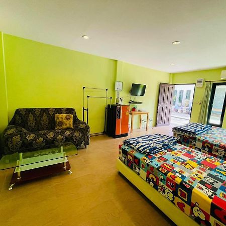 Отель Baan Sri Family Kabin Buri Экстерьер фото