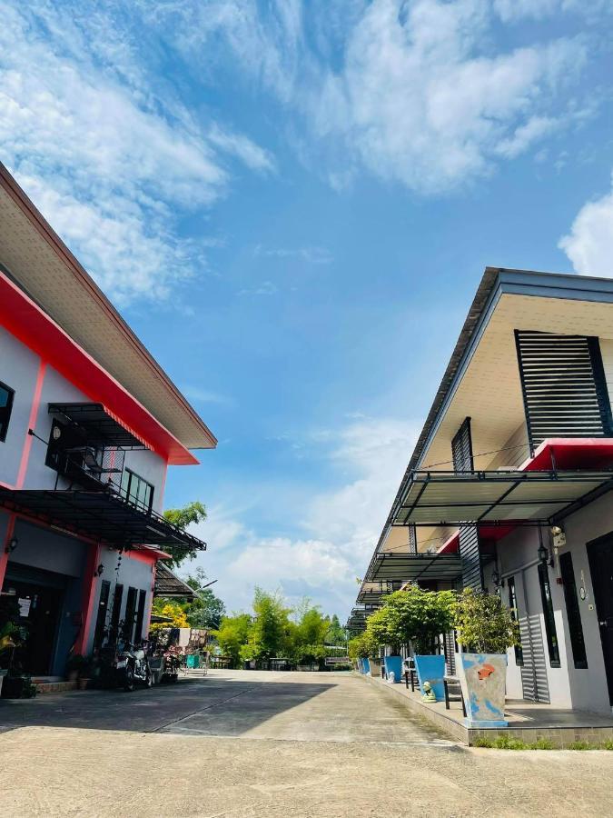 Отель Baan Sri Family Kabin Buri Экстерьер фото