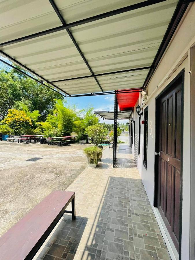 Отель Baan Sri Family Kabin Buri Экстерьер фото