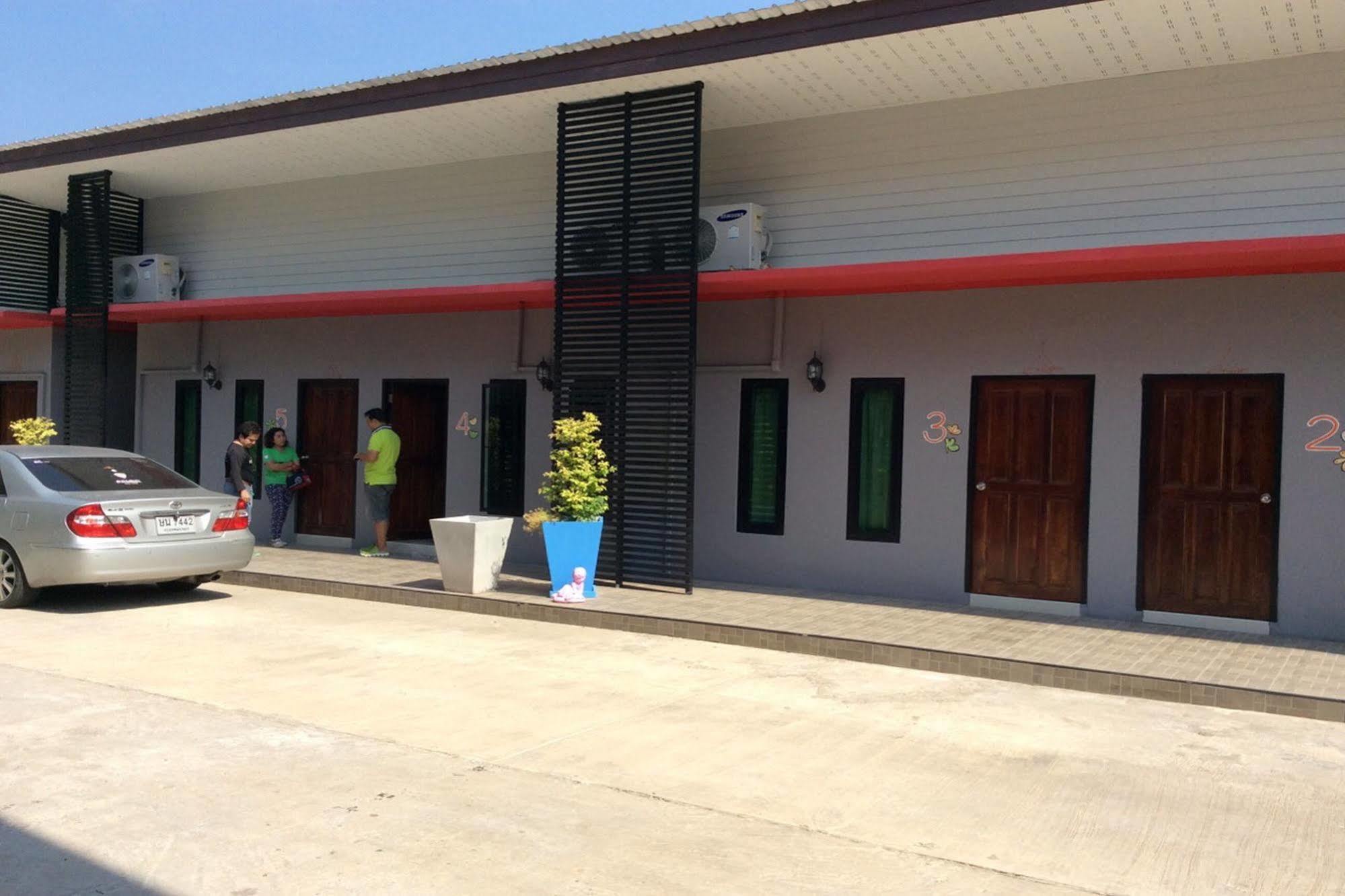 Отель Baan Sri Family Kabin Buri Экстерьер фото